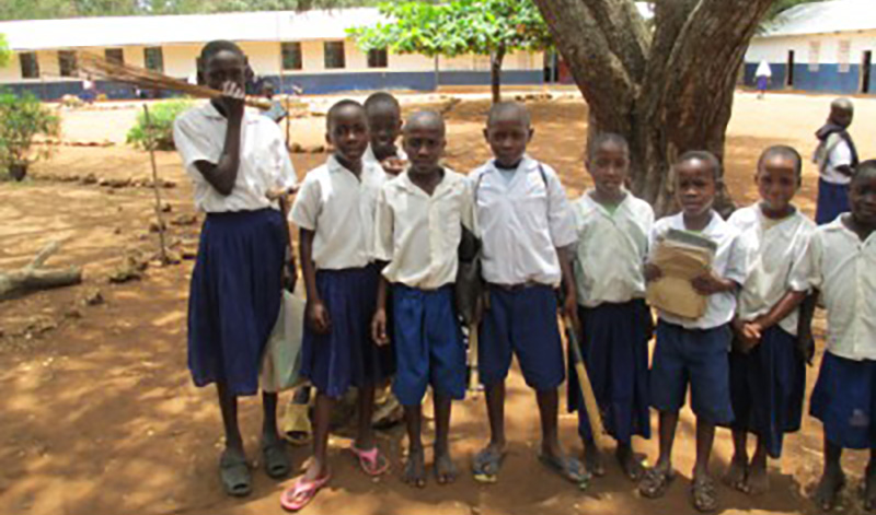 Barn utanför Mvindeni Primary School i Kenya